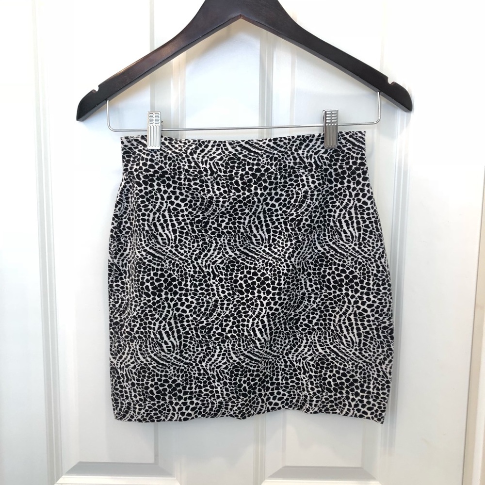 Black and white print stretchy mini skirt